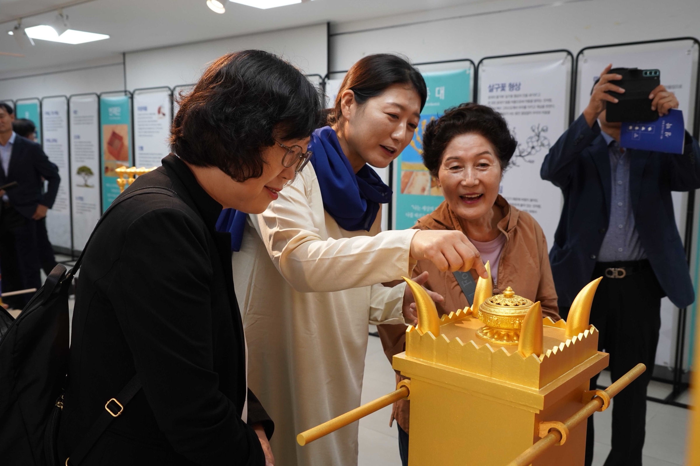 전시 해설자가 재현된 분향단 조형물을 가리키며 관람객에게 설명하고 있다 (사진=넥스트유니온)